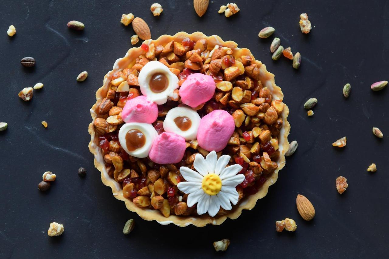 Radisson Blu Hotel Guwahati Exterior foto A granola tart