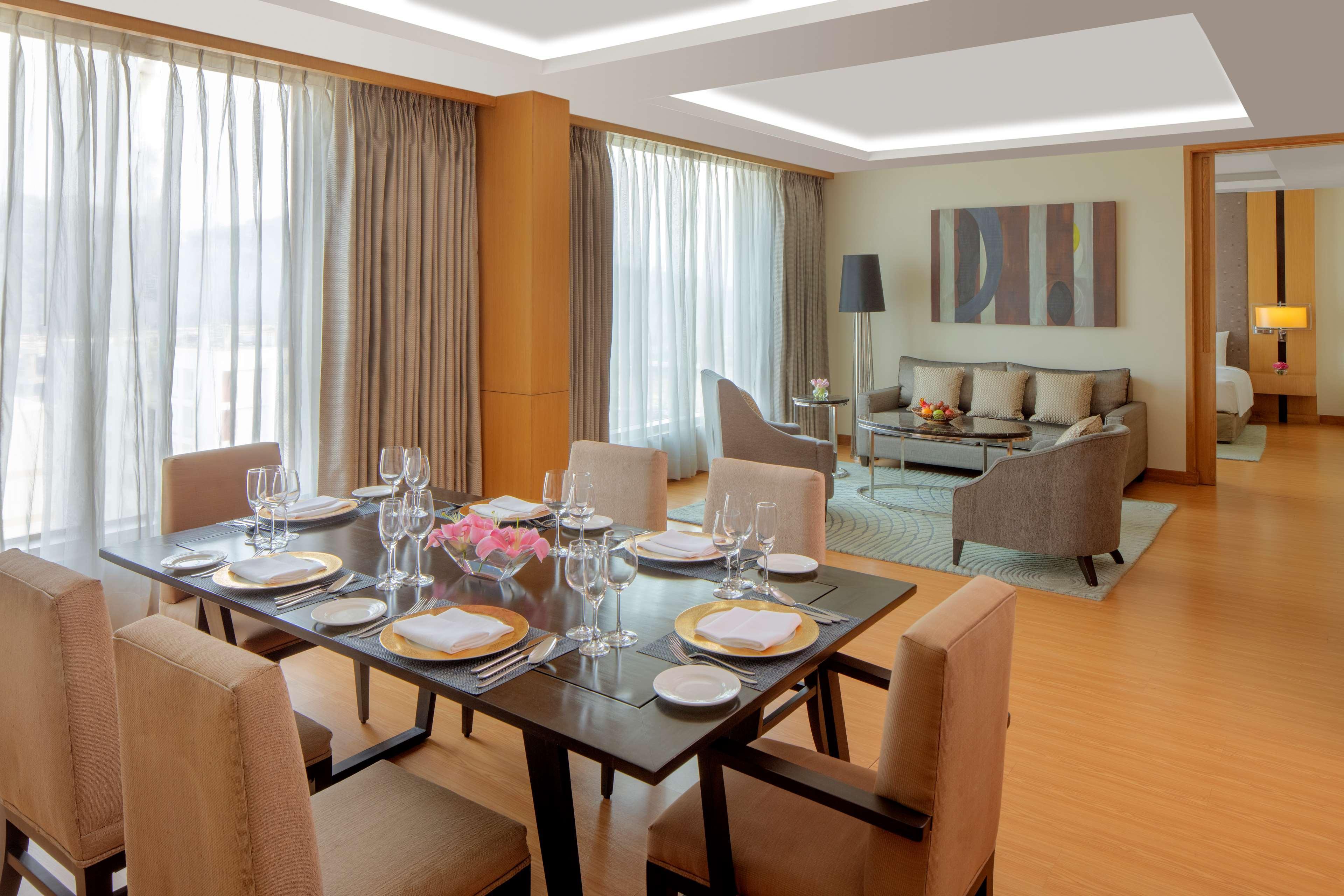 Radisson Blu Hotel Guwahati Exterior foto A suite at the hotel